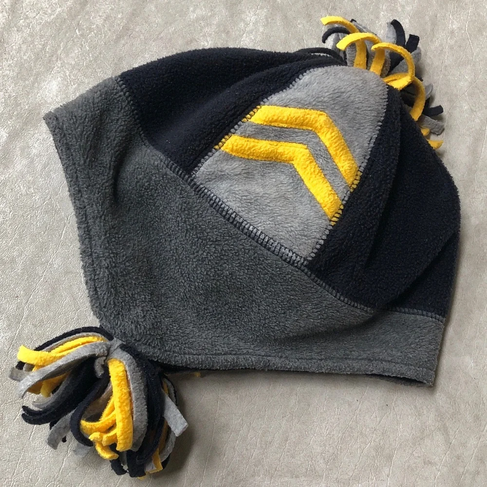 GAP Kids Beanie Style Winter Sports Reversible Fleece Hat + Pom-Pom Size 4-16